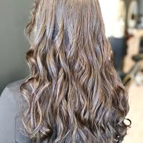 Long brunette waves with soft highlights